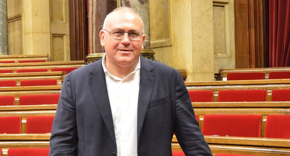 Detienen a un ex alcalde del PSC y ex diputado de Junts por masturbarse en la piscina de un hotel