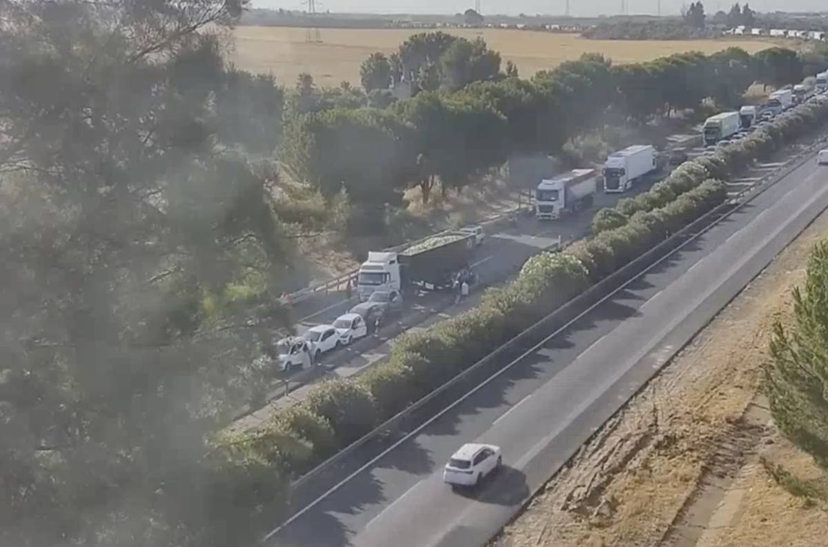 Un choque en cadena entre un camión y varios coches en Sevilla deja cuatro heridos: dos bebés entre ellos