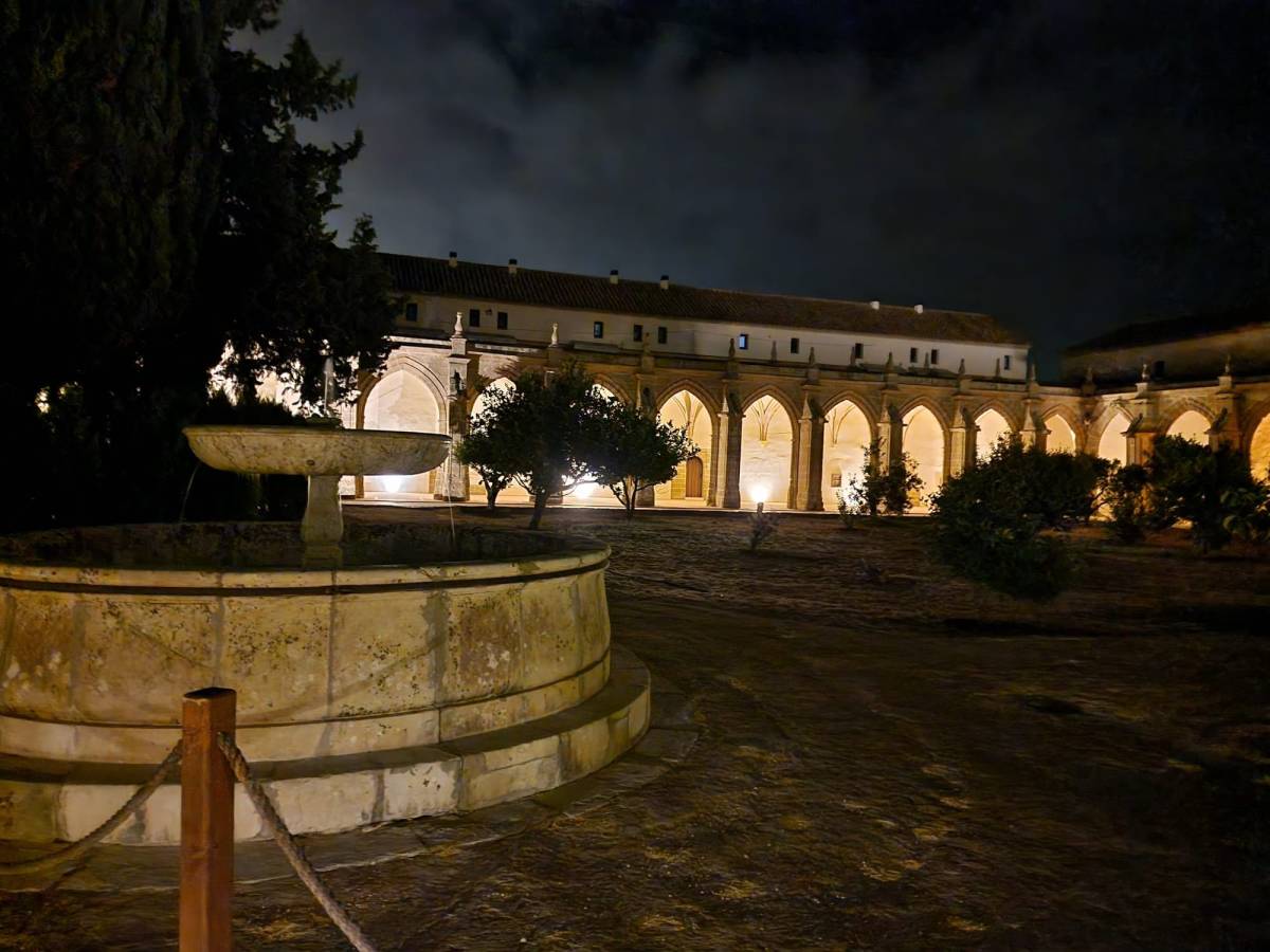 Un patio interior de la Cartuja, iluminado para visitantes. - Un patio interior de la Cartuja, iluminado para visitantes.