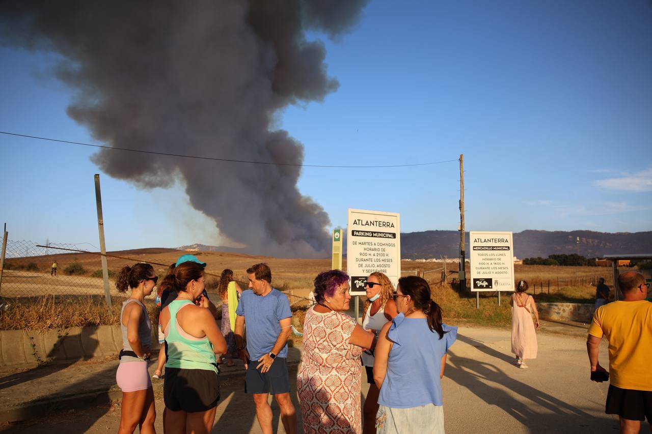 Vecinos de Atlanterra, evacuados de sus casas para huir de las llamas del incendio forestal de este lunes. - JUAN CARLOS TORO