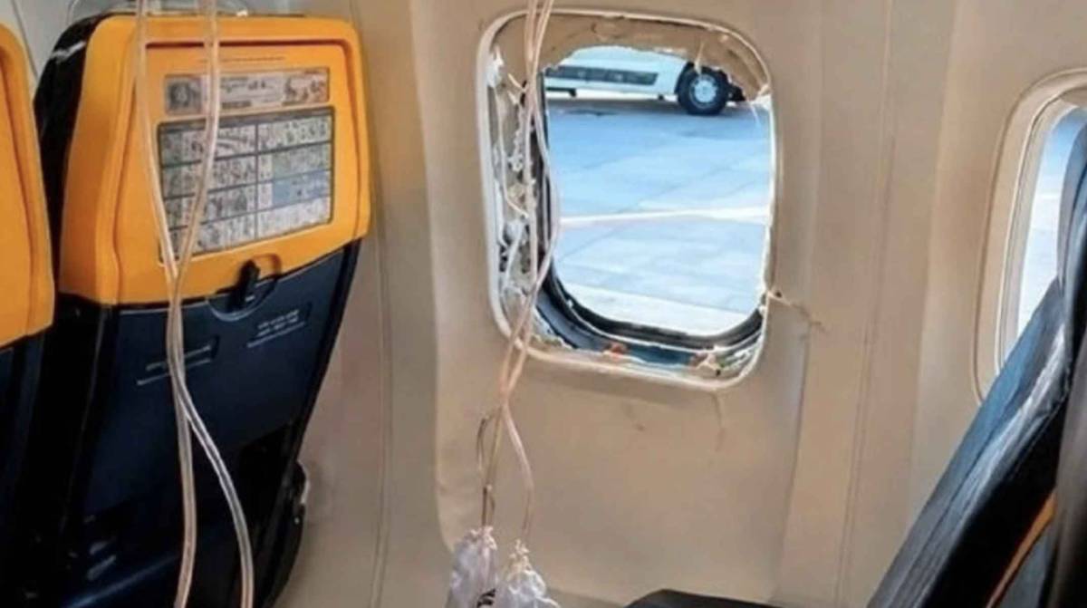 Este es el estado en el que se encuentra el hombre que quedó con medio cuerpo fuera de un avión de Ryanair en pleno vuelo