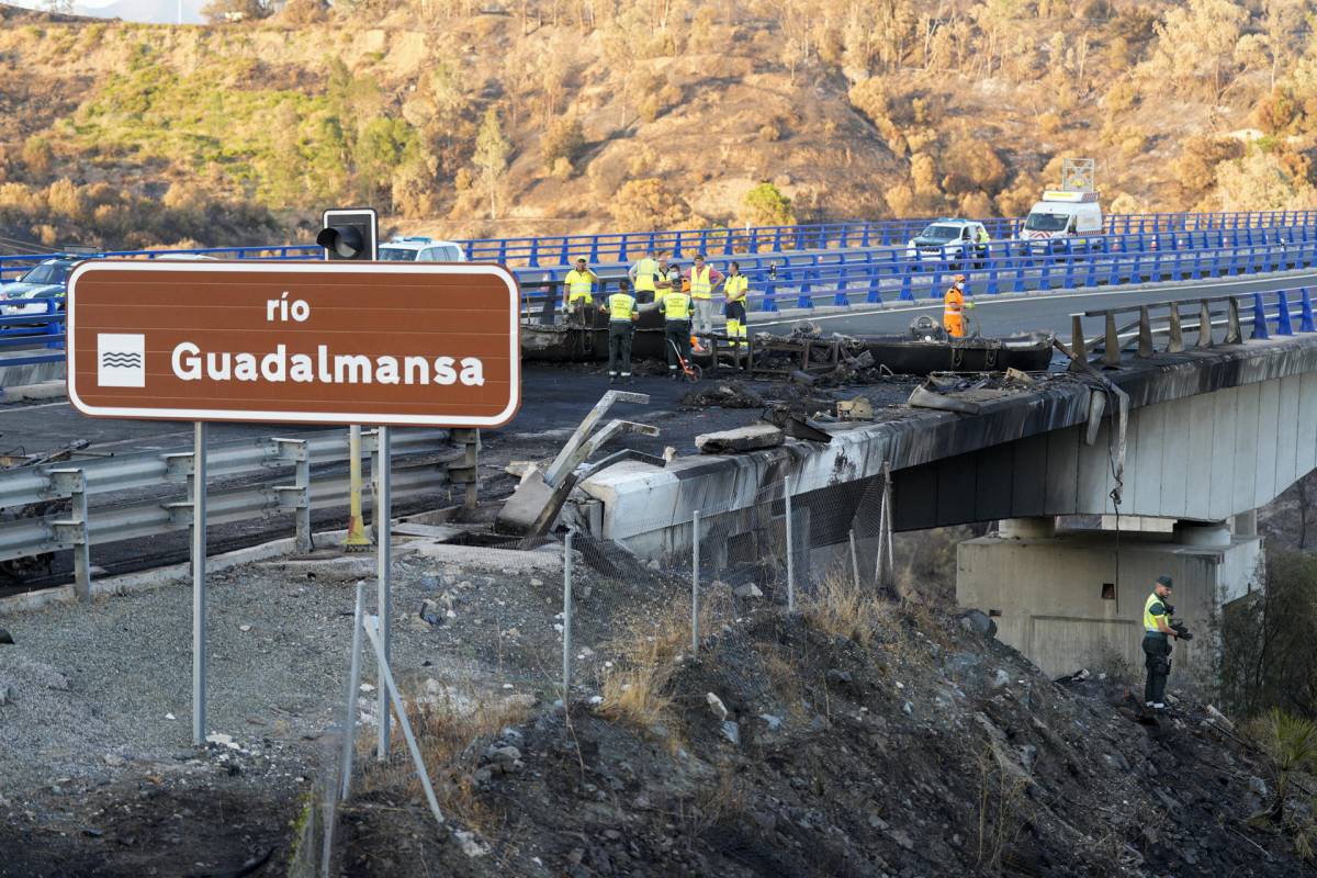 El balance del fatal accidente en la AP-7 en Málaga: dos fallecidos, siete heridos y un camión cisterna en llamas