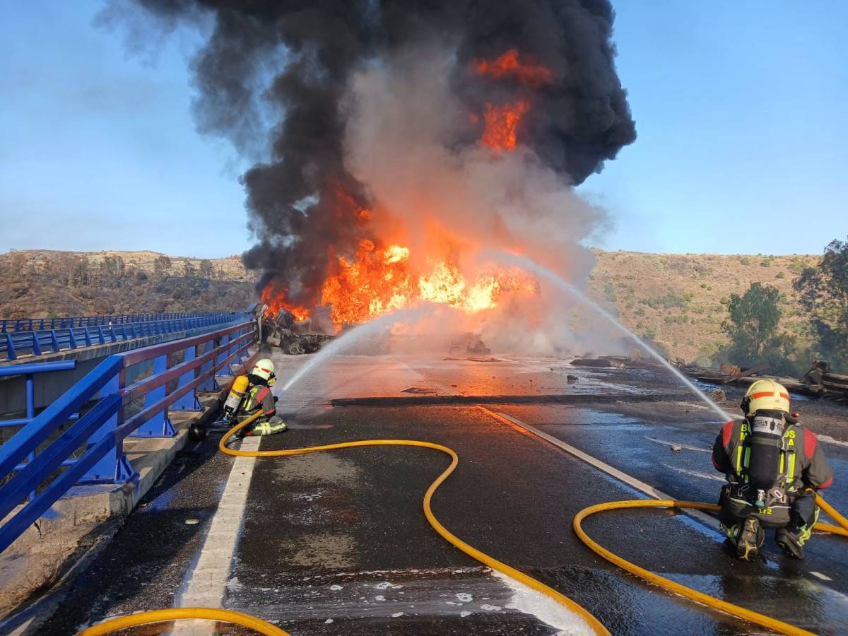 Bomberos trabajando en la extinción del fuego en el camión cisterna. - Bomberos trabajando en la extinción del fuego en el camión cisterna.