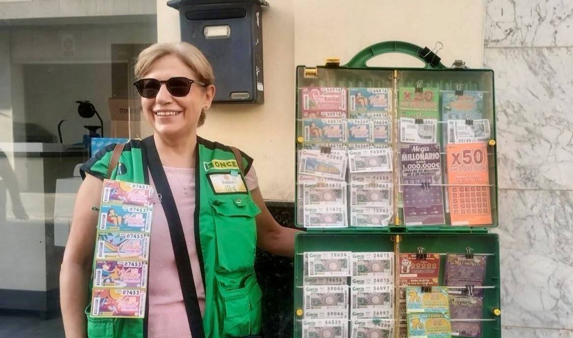 La alegría de una trabajadora de la ONCE que ha repartido más de un millón de euros en Alcalá de Guadaíra: 