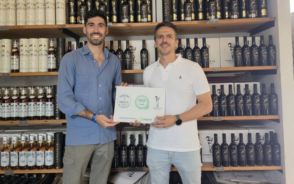 Sergio Macías, miembro del equipo de Q Innovate Consultores, hace entrega de la certificación ISO 14001 de Gestión Ambiental a Juan Carlos Gago, gerente de Castillo de Monteviejo S.L.U. - 