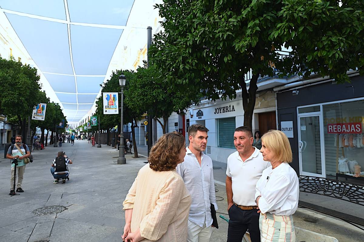 Pelayo celebra los toldos en la calle Larga: "Es un día histórico para Jerez"