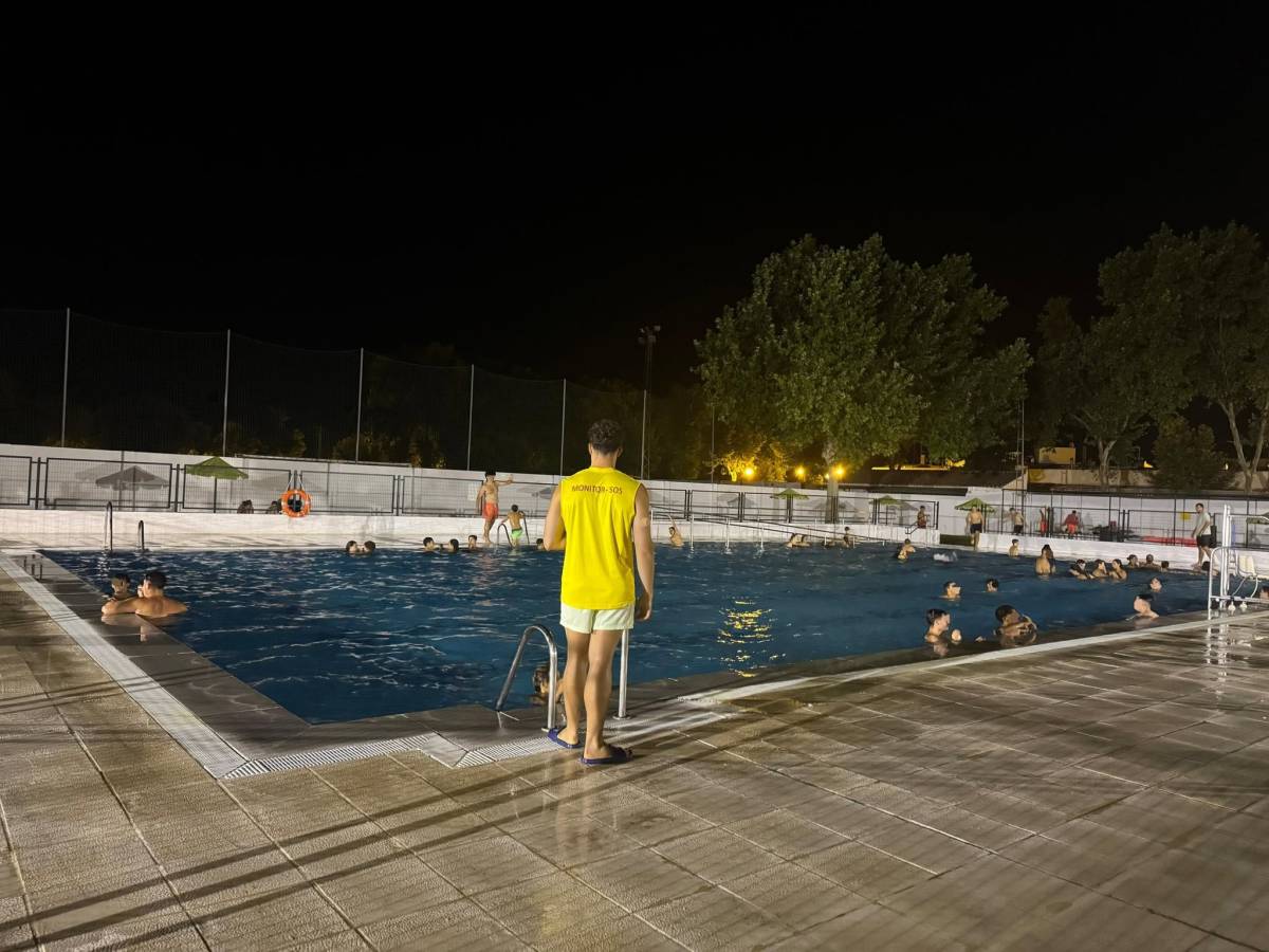 Baños bajo las estrellas: esta es la piscina de la Sierra de Cádiz que abrirá gratis hasta la madrugada