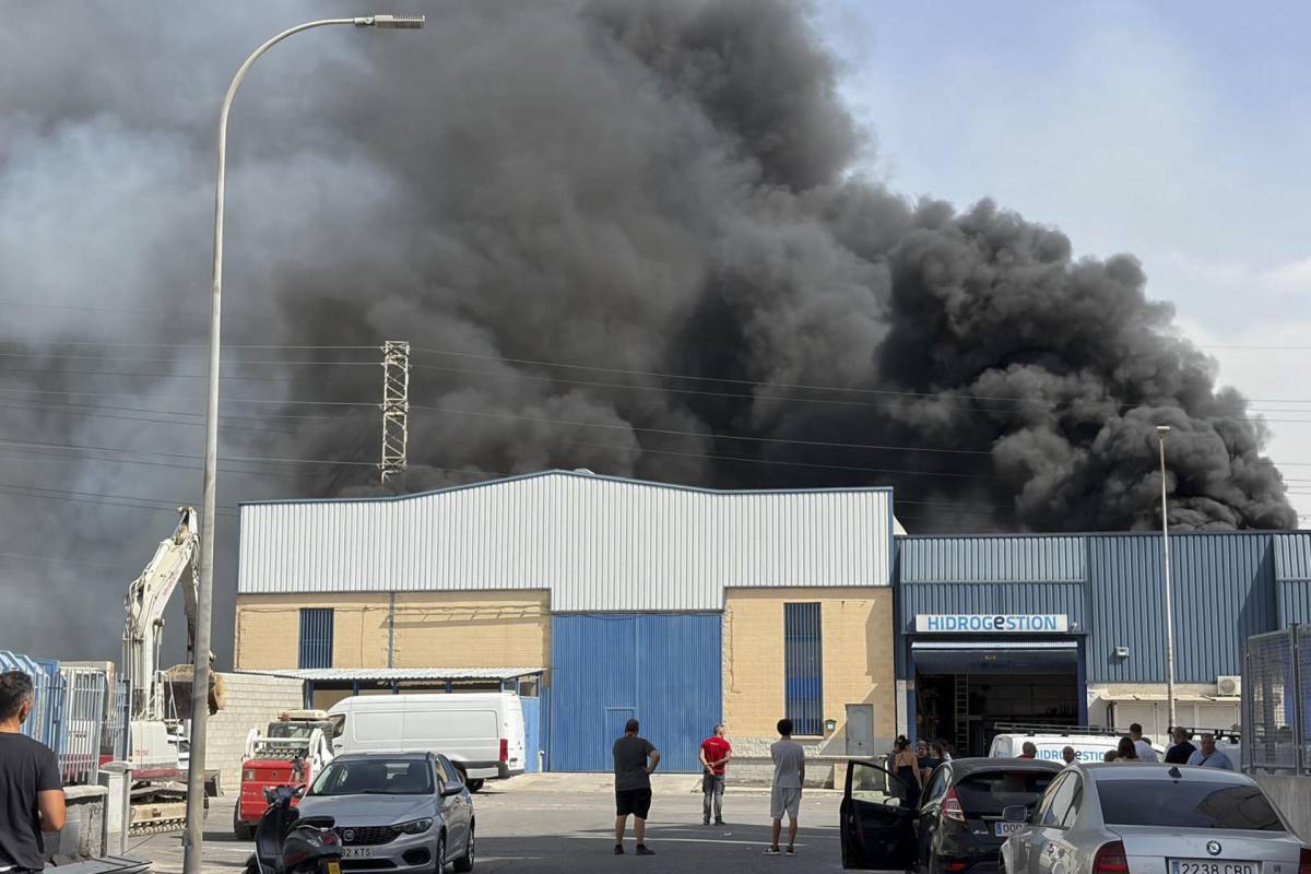 Cortes en la circunvalación de Granada por un incendio en un polígono que se inicia en un descampado y llega a las naves