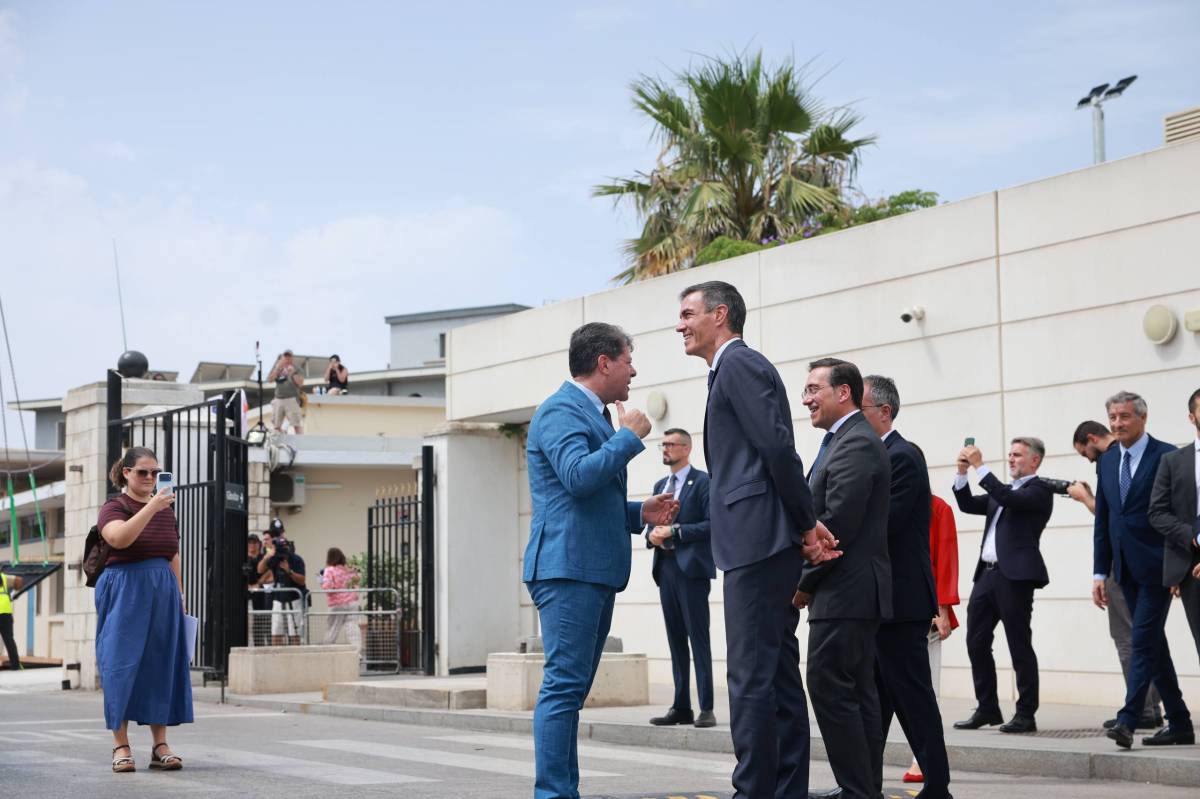 Pedro Sánchez, ya sin Verja y con el Peñón al fondo: 