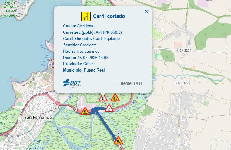 Un accidente en el nudo de Tres Caminos complica el tráfico en toda la Bahía de Cádiz