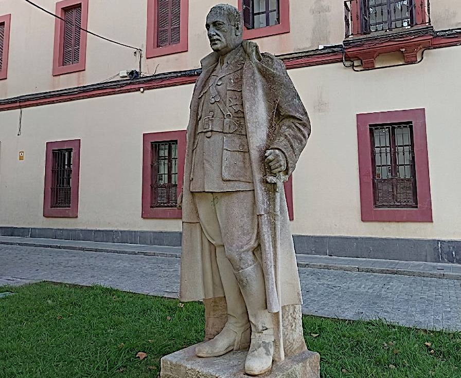 Monumento a Miguel Primo de Rivera, visión angular izquierda. 