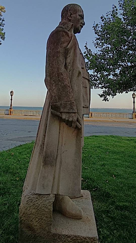 Monumento a Miguel Primo de Rivera, visión lateral derecha. 
