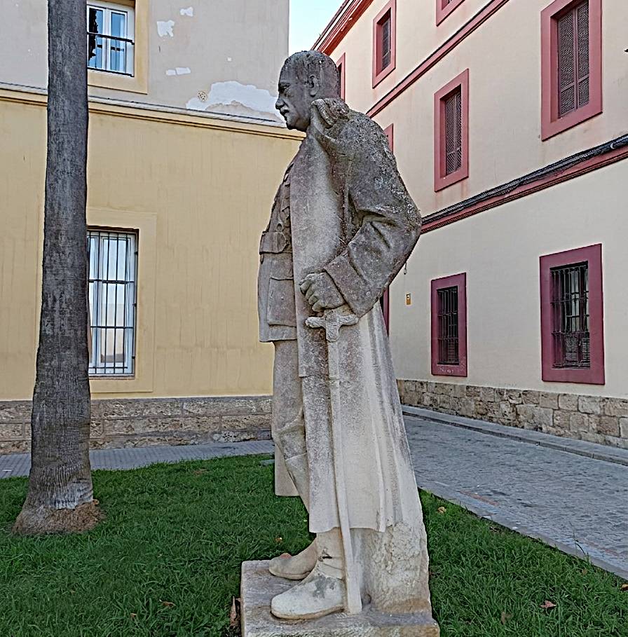 Monumento a Miguel Primo de Rivera, visión lateral izquierda.  
