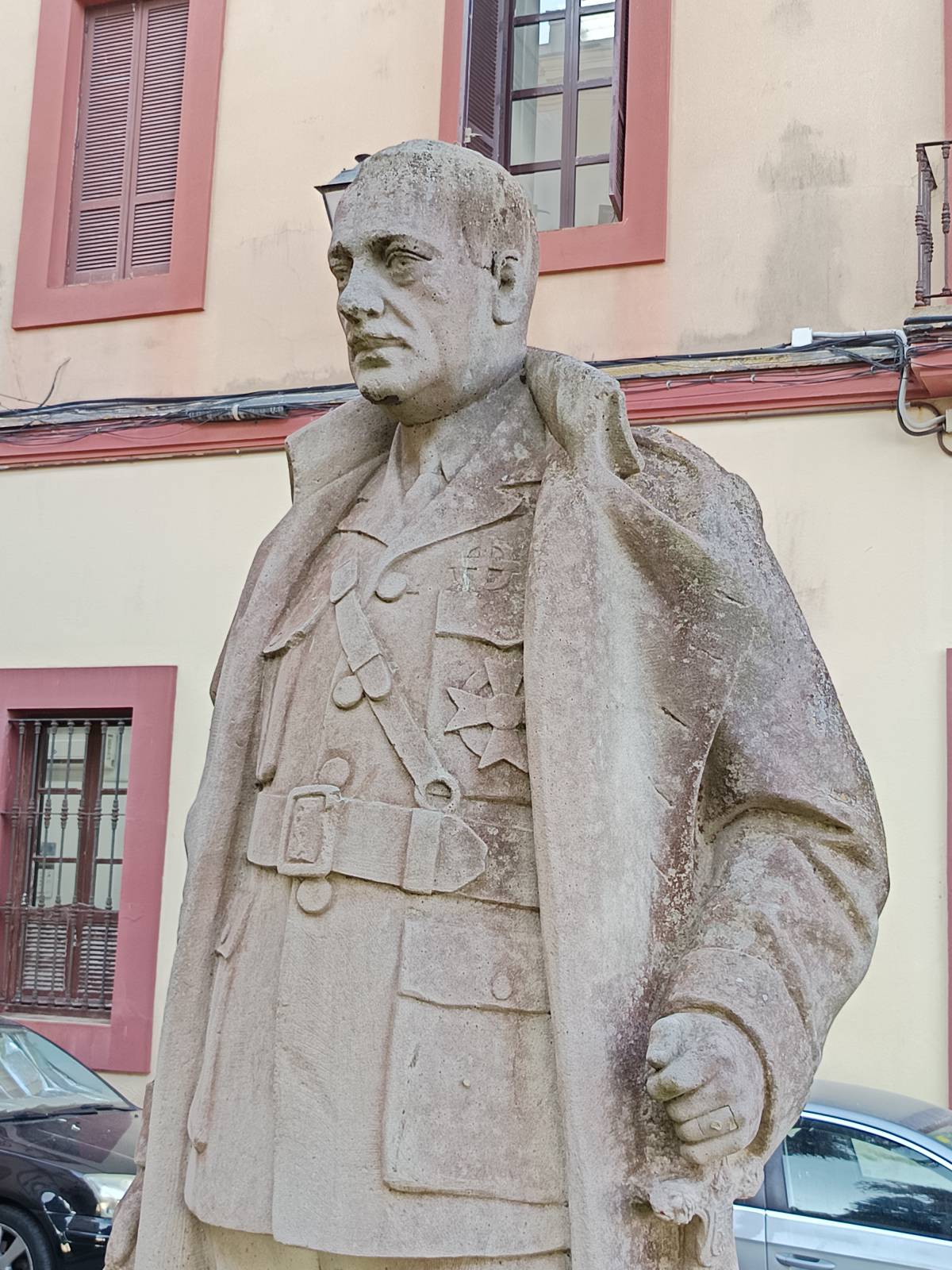 Monumento a Miguel Primo de Rivera, detalle torso, visión angular izquierda.