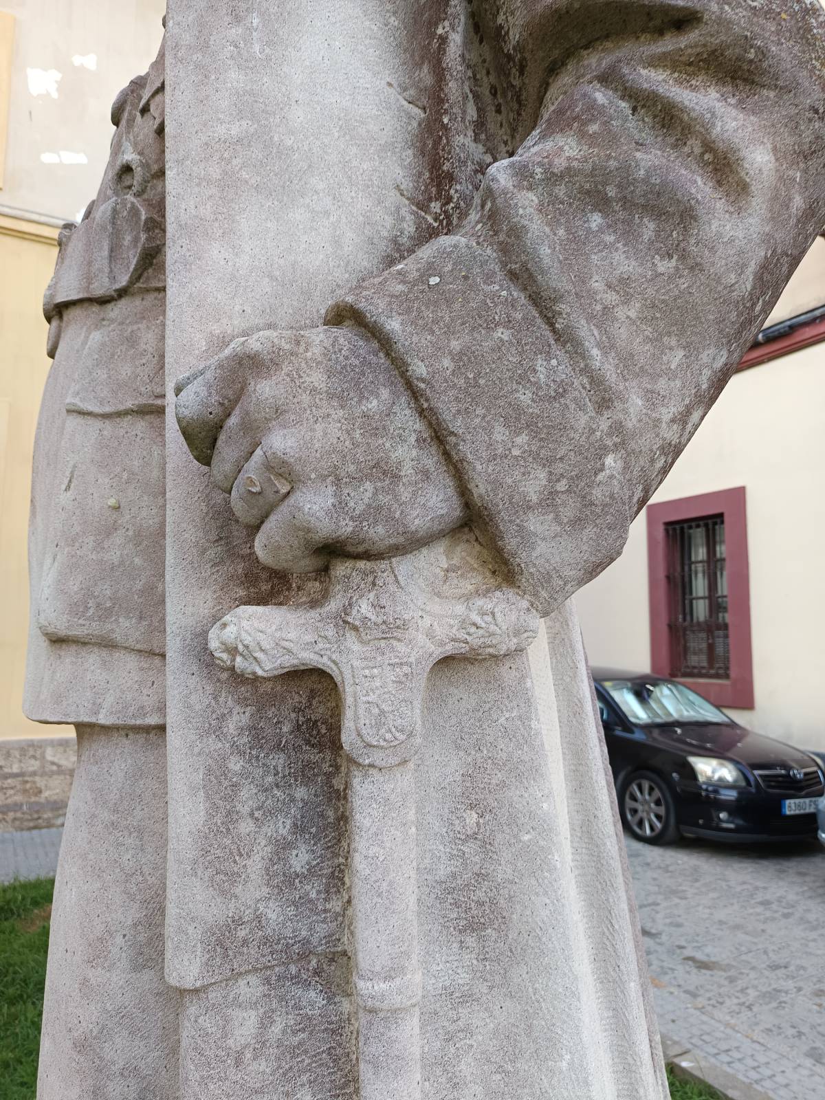 Monumento a Miguel Primo de Rivera, detalle empuñadura de la espada. 