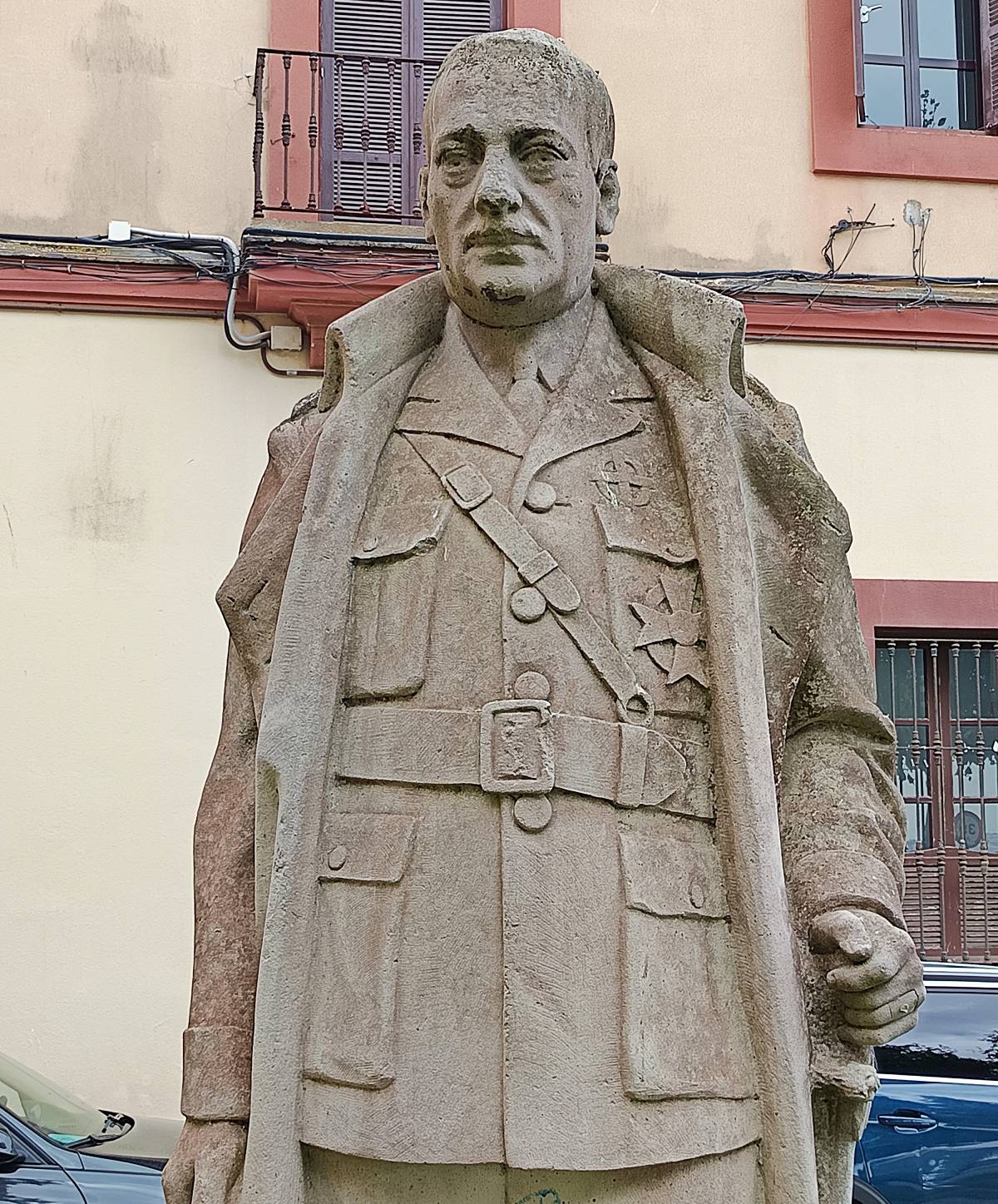 Monumento a Miguel Primo de Rivera, detalle torso.