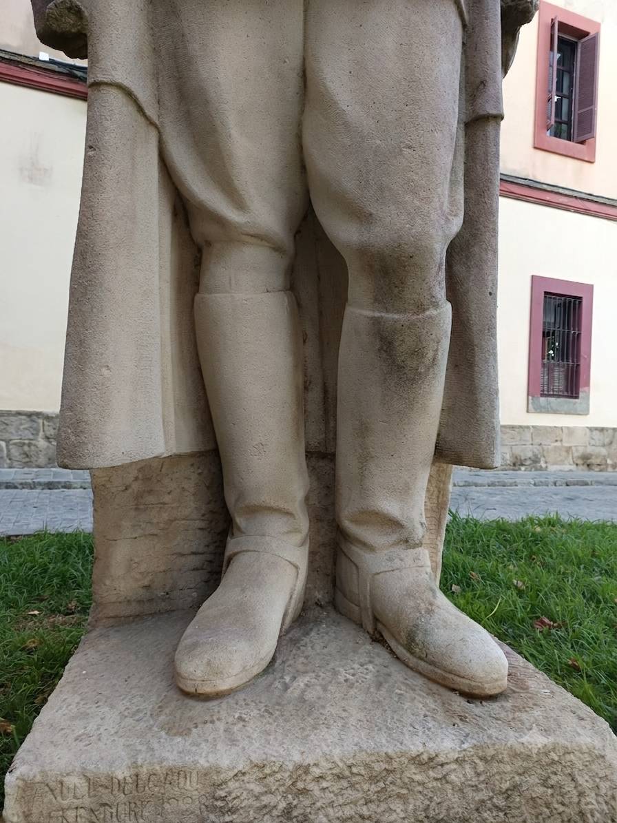 Monumento a Miguel Primo de Rivera, detalle botas y postura ligeramente avanzada.