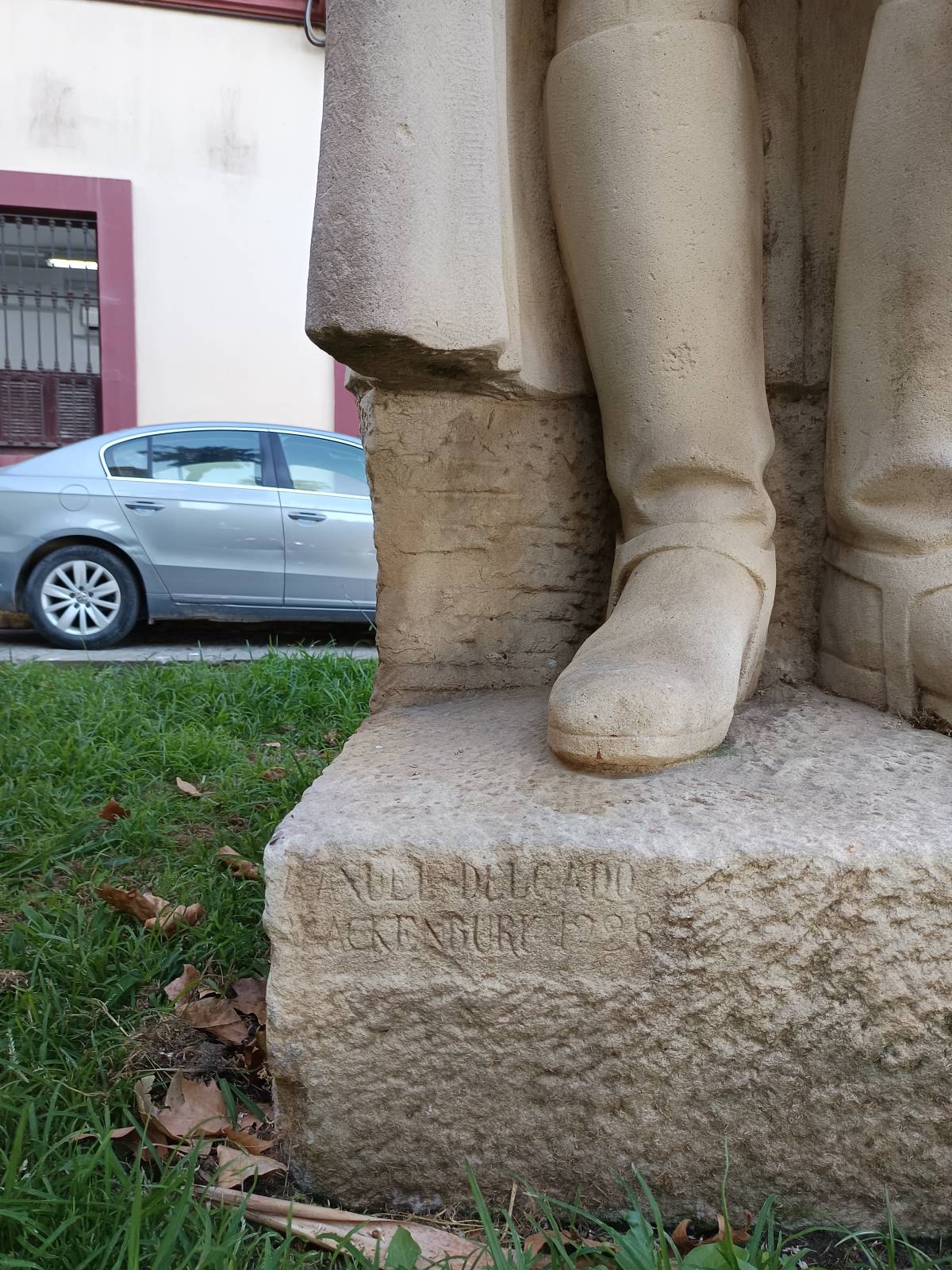 Monumento a Miguel Primo de Rivera, detalle pedestal y firma.  