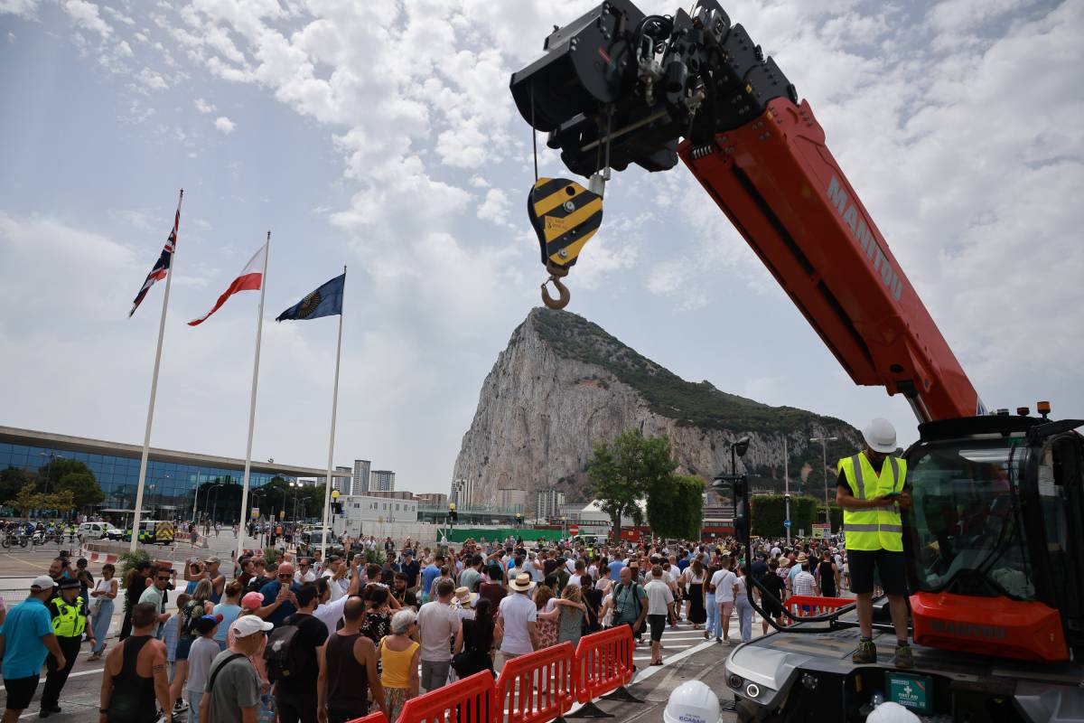 El acto simbólico de retirada de la Verja de Gibraltar