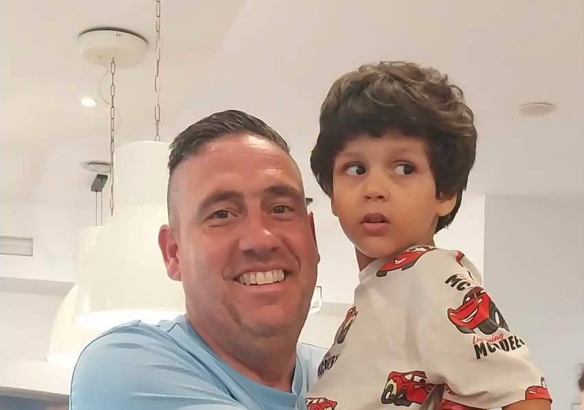 Un vecino de Algar se convierte en héroe durante sus vacaciones y salva la vida de un niño que había quedado inconsciente en una piscina