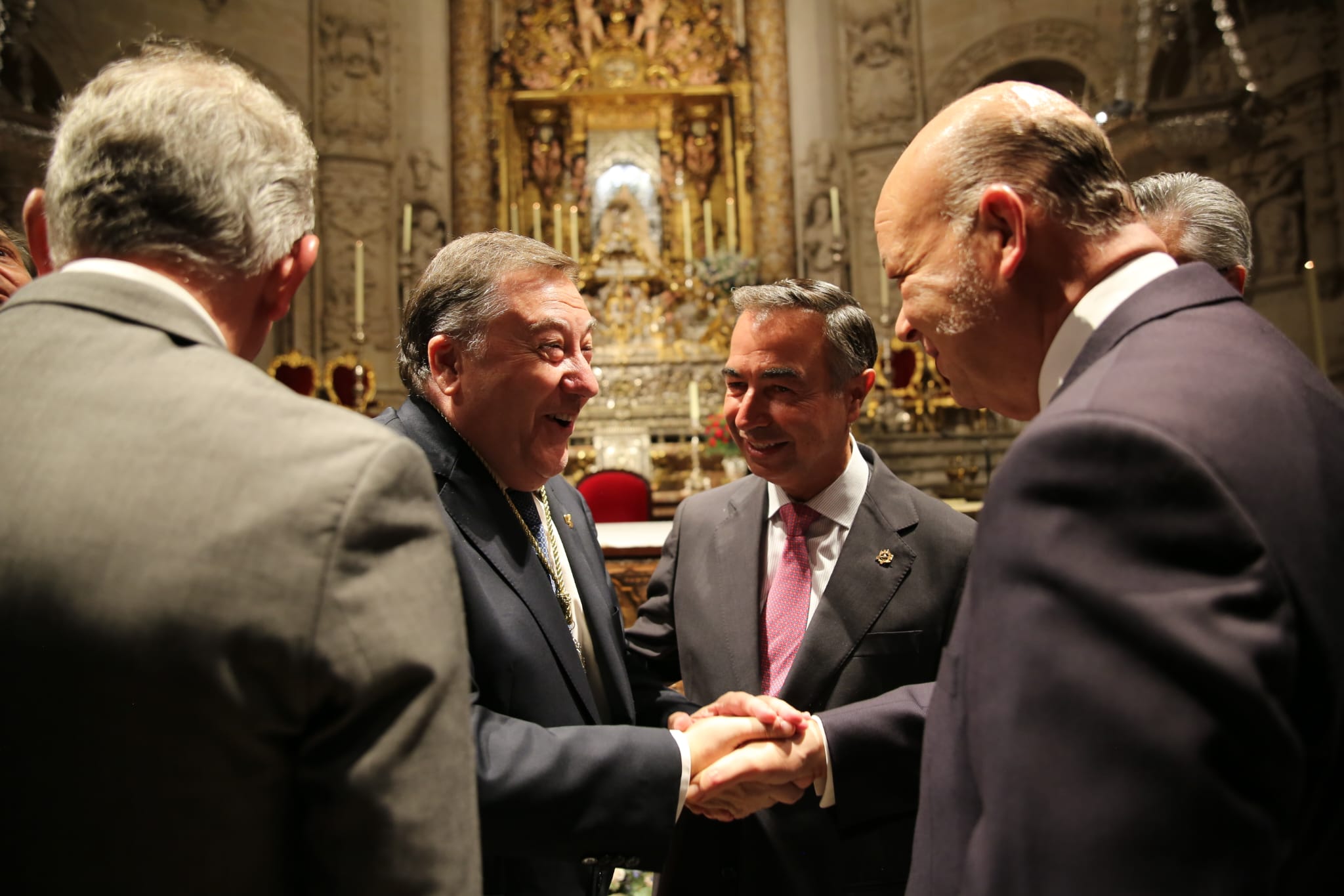 José Roda conversando con hermanos mayores asistentes a su toma de posesión. 