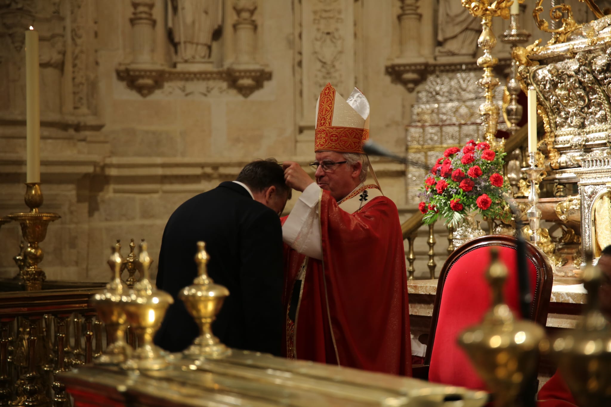 El arzobispo de Sevilla imponiendo la medalla al nuevo presidente.
