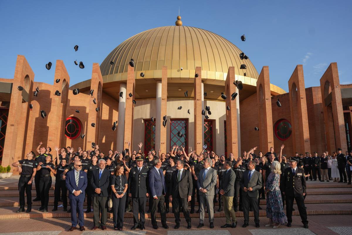 Foto de familia de la nueva promoción de policías locales en Andalucía. - Foto de familia de la nueva promoción de policías locales en Andalucía.