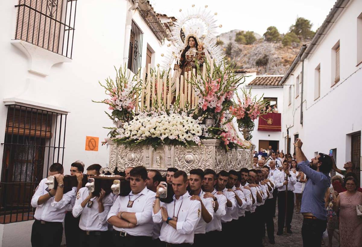 La Sierra de Cádiz se prepara para el Carmen: campanas, flamenco y Toro de Cuerda