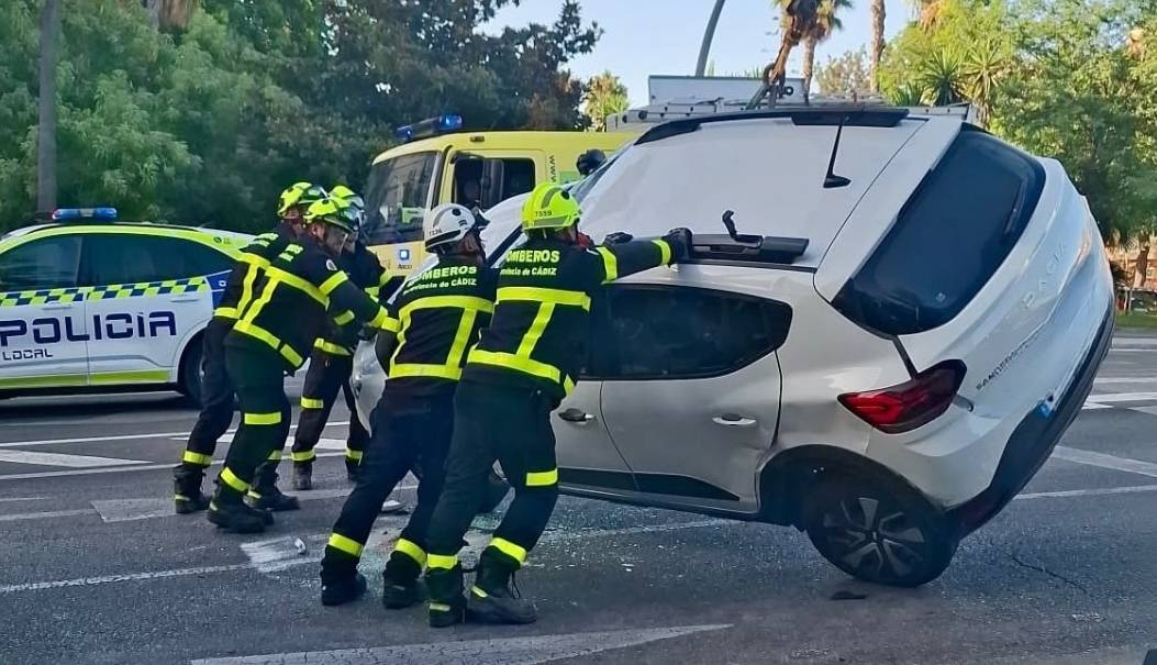 Los bomberos voltean el coche siniestrado con un camión grúa. - Los bomberos voltean el coche siniestrado con un camión grúa.