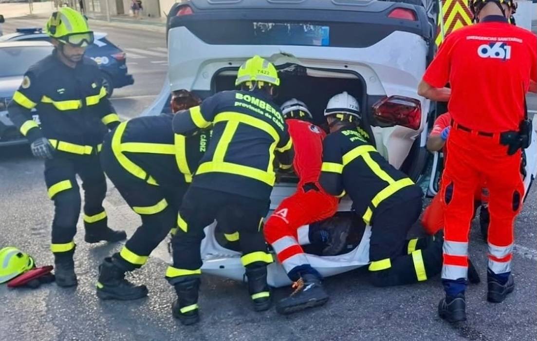 Rescate agónico en Cádiz de una conductora atrapada tras volcar su coche después de chocar con la Policía Nacional