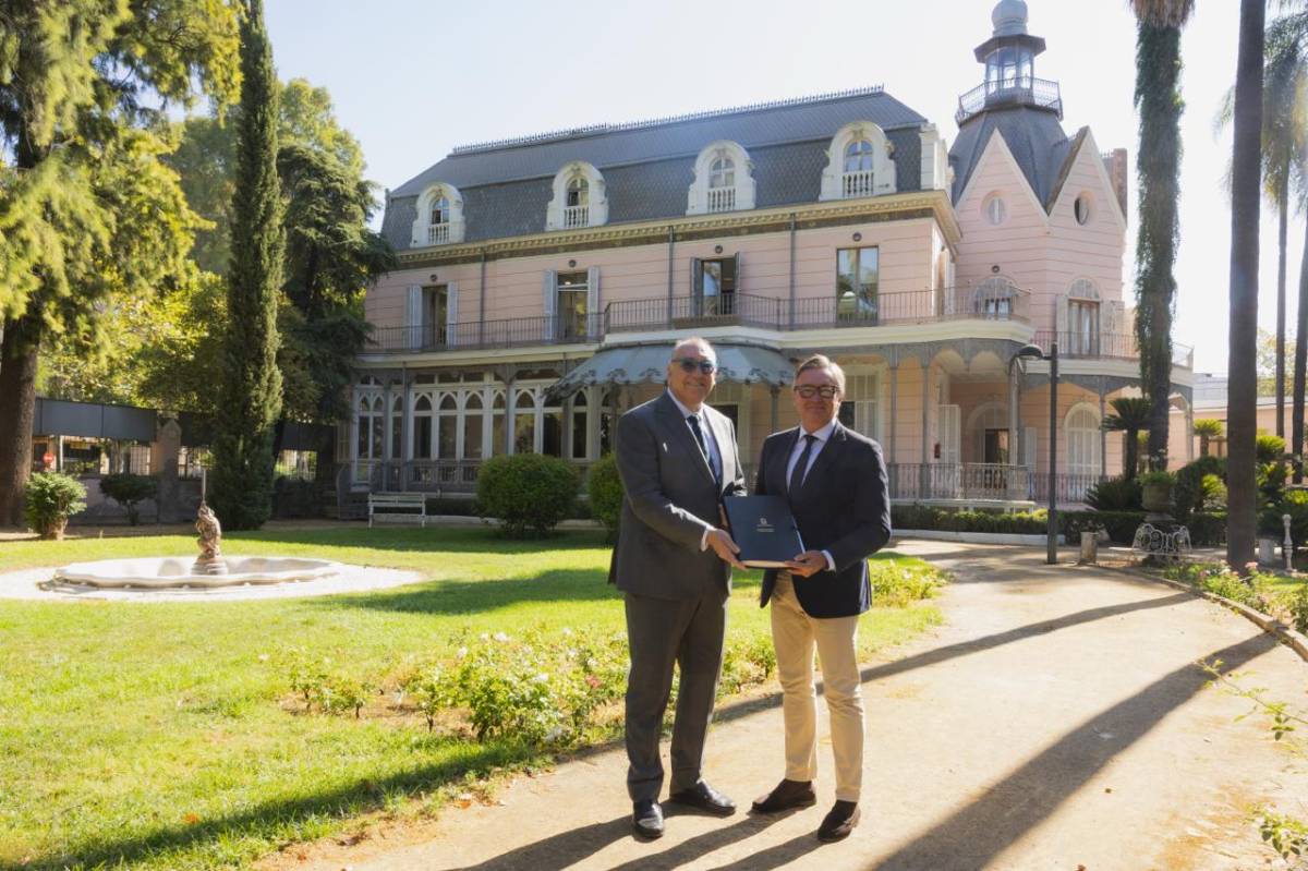 Bernal y Gavira, en los jardines de la Casa Rosa de Sevilla. - Bernal y Gavira, en los jardines de la Casa Rosa de Sevilla.