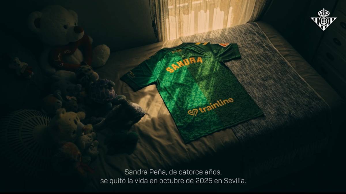 El Betis homenajea a Sandra Peña con una camiseta inspirada en la Esperanza Macarena y la Esperanza de Triana: sus padres, protagonistas del vídeo