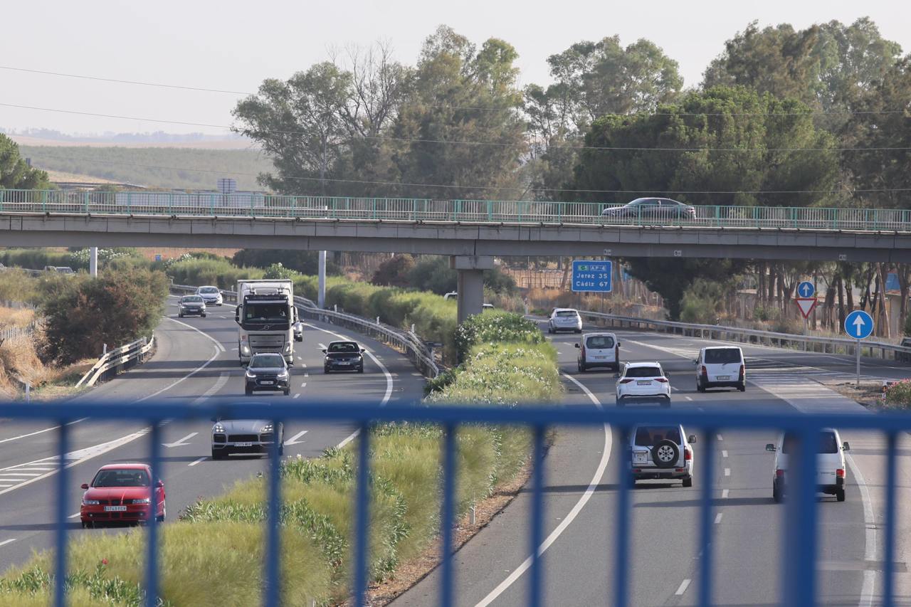 Un coche en llamas obliga a cortar la AP-4 a la altura del Aeropuerto de Jerez, con dirección Cádiz