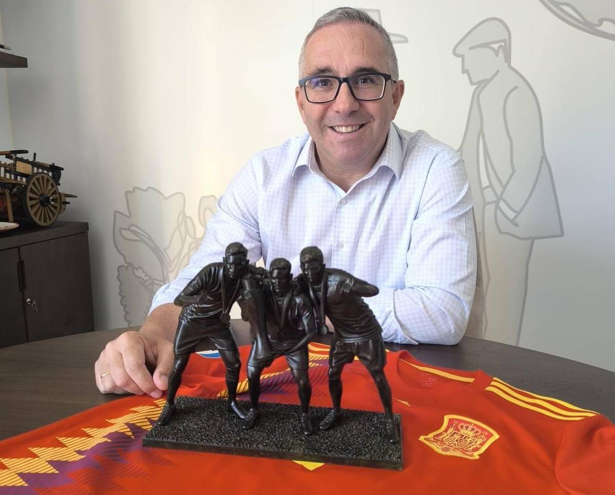 El alcalde de Los Palacios, Juan Manuel Valle, muestra la maqueta del monumento que se levantará a los tres jugadores. - El alcalde de Los Palacios, Juan Manuel Valle, muestra la maqueta del monumento que se levantará a los tres jugadores.