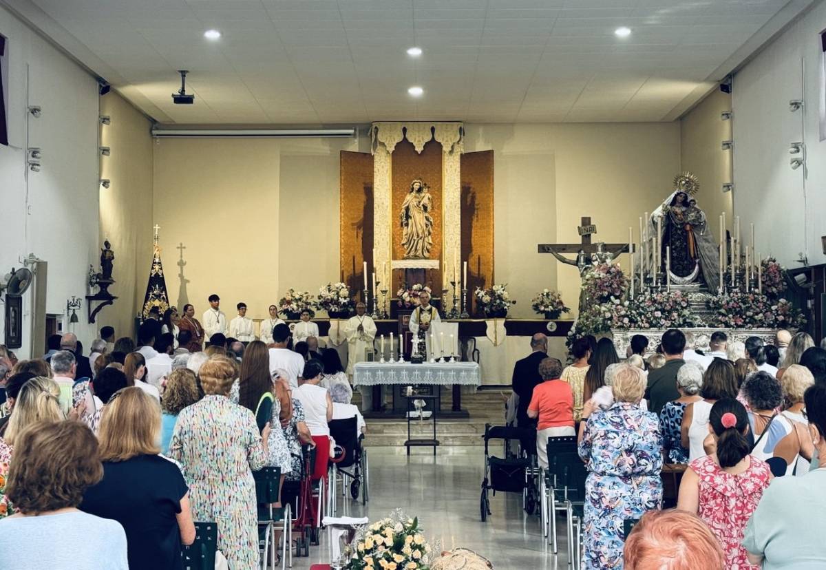 Celebración de la misa solemne en la iglesia del Carmen con la imagen en su paso.  - 