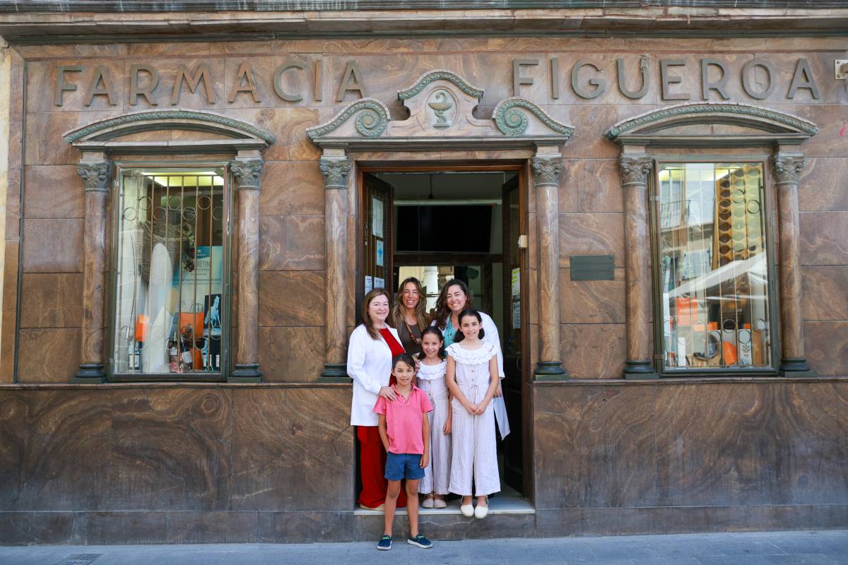 La histórica Farmacia Figueroa de Jerez se muda temporalmente: tres generaciones y una fachada única ante su gran reforma