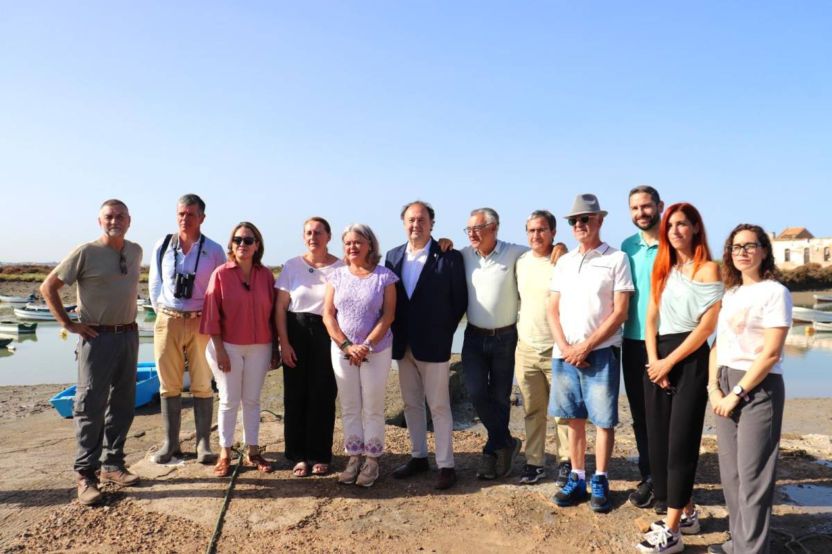 La alcaldesa de Puerto Real, Aurora Salvador, ha encabezado este jueves una visita institucional a la Isla del Trocadero, con el objetivo de impulsar la recuperación de uno de los enclaves patrimoniales, históricos y ambientales más singulares del municipio, y reclamar la implicación de todas las administraciones en su conservación y puesta en valor.