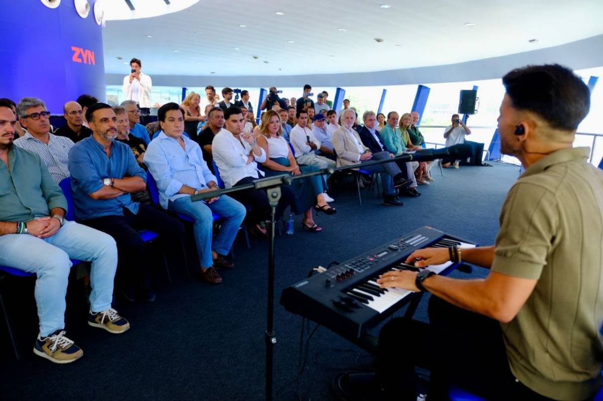Actuación de Tony Grox en la presentación del evento.