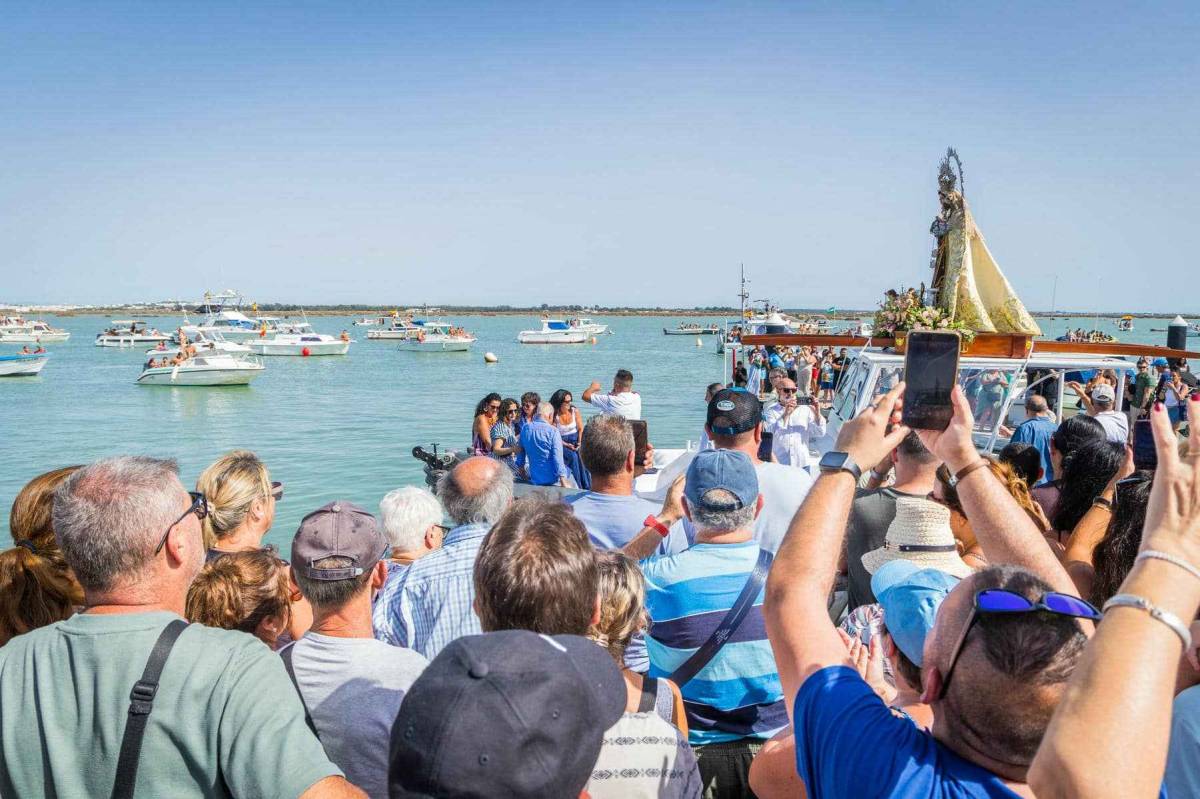 La Patrona y la Virgen del Carmen de Gallineras emocionan a San Fernando en una celebración histórica por tierra y mar