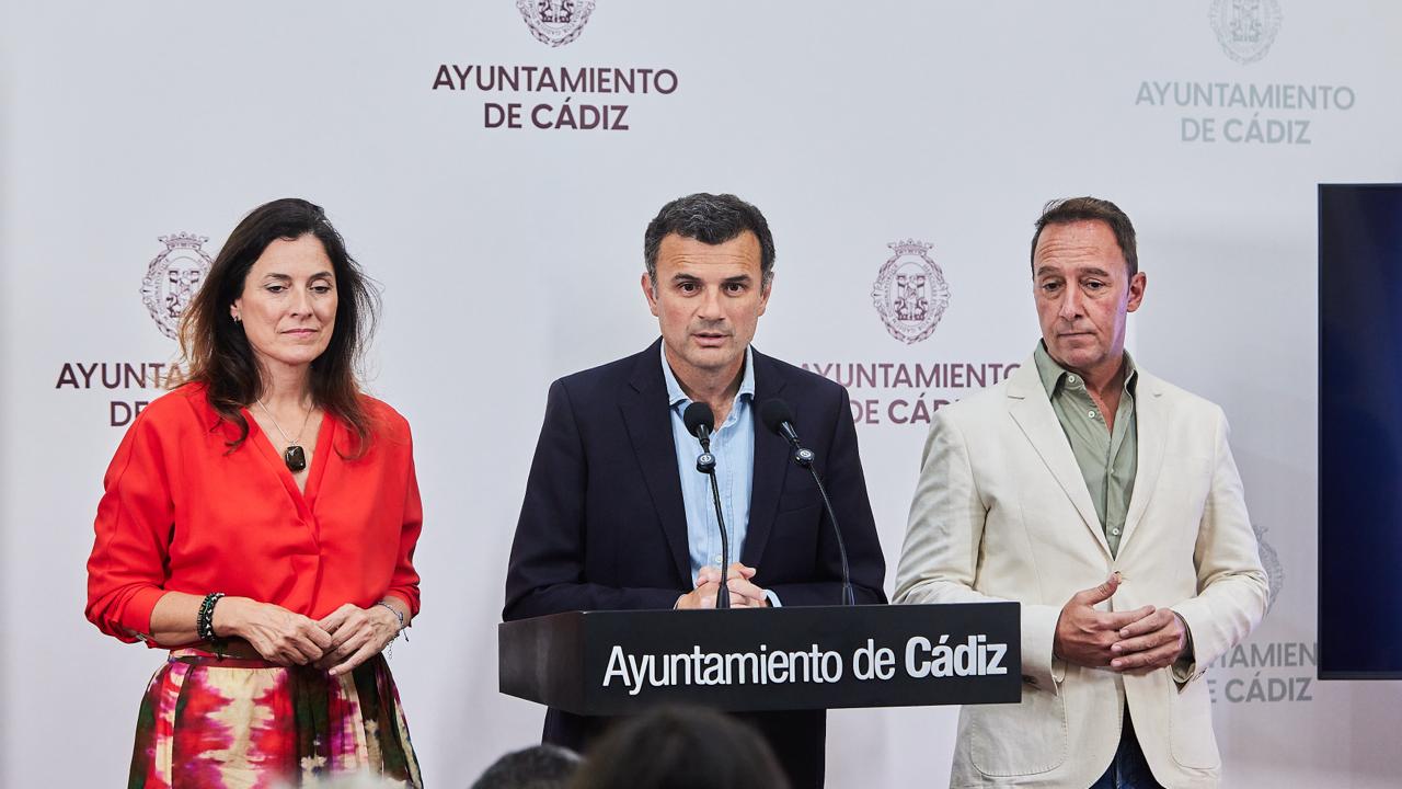 Bruno García, entre Ana Sanjuán y José Manuel Cossi. - Bruno García, entre Ana Sanjuán y José Manuel Cossi.