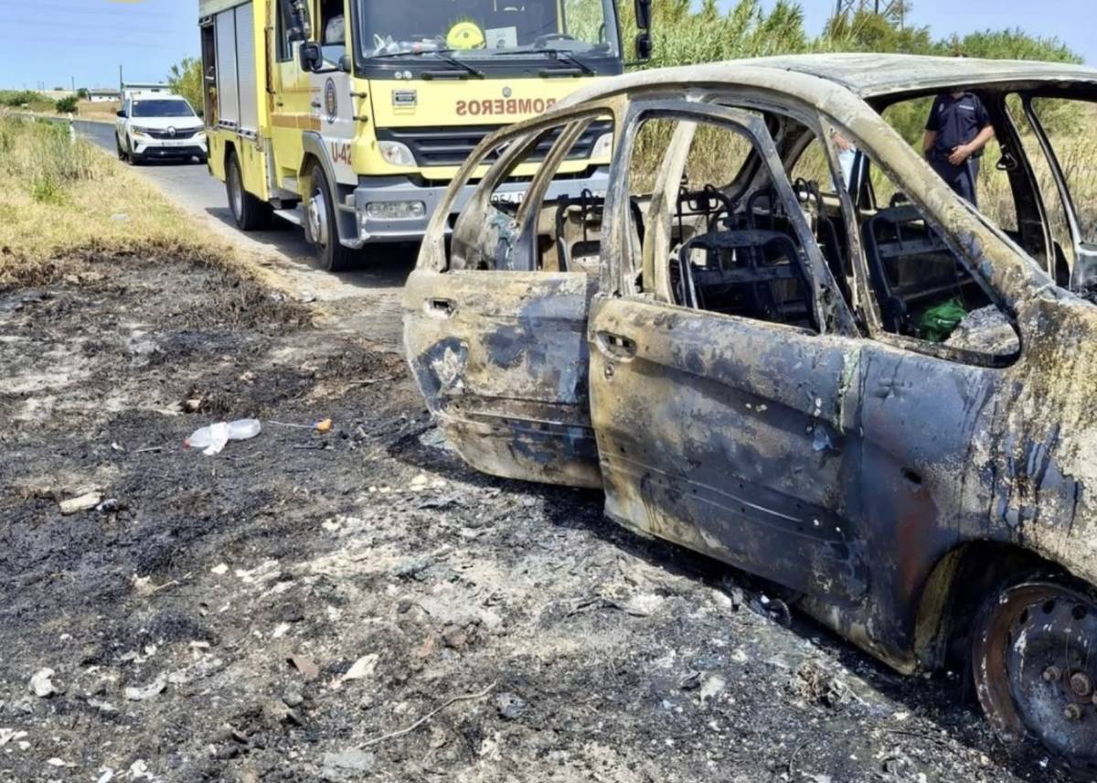 Coche calcinado en la vía que conecta Sanlúcar con Trebujena.
