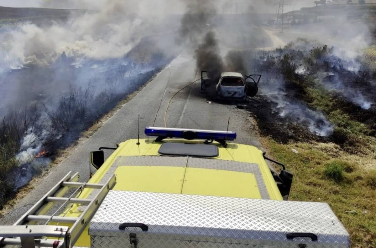 Coche en llamas en la carretera de Sanlúcar-Trebujena.
