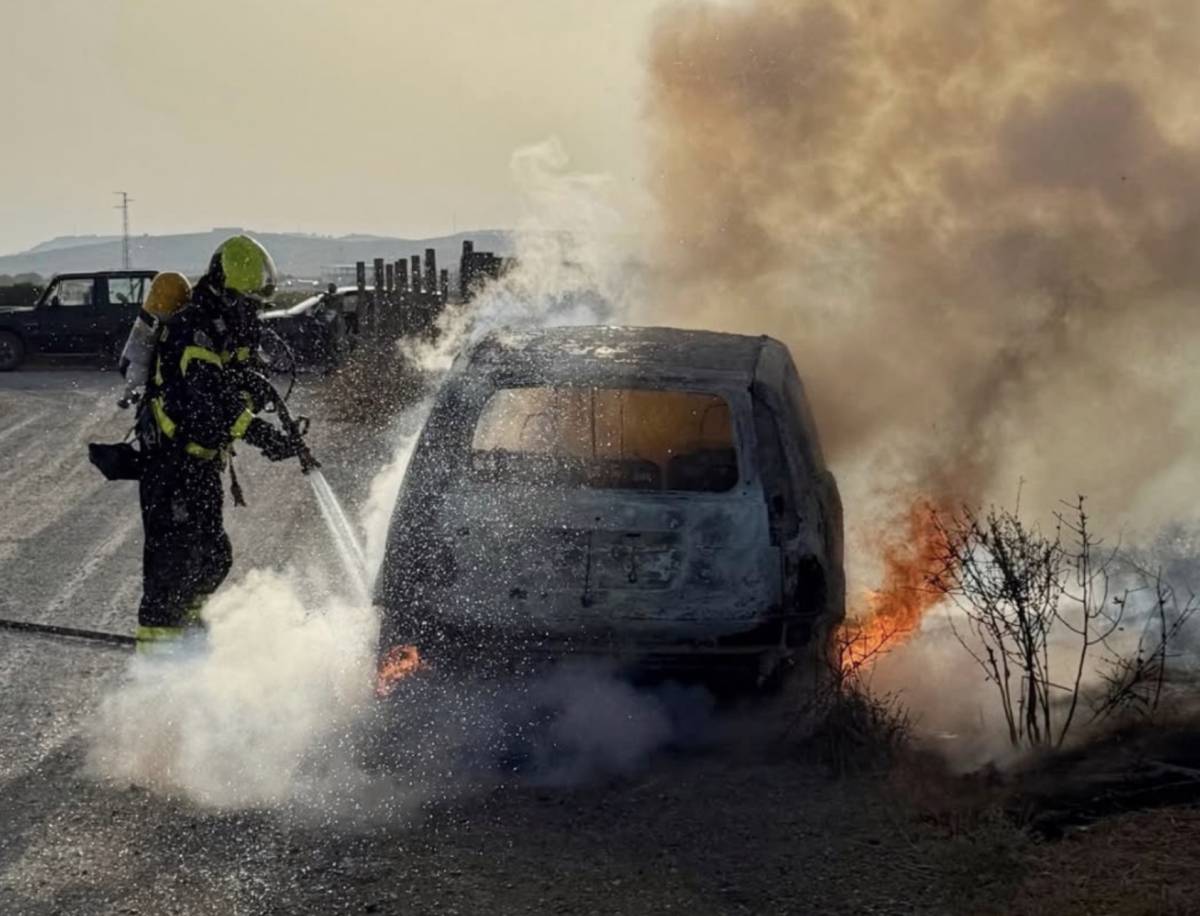 Dos coches envueltos en llamas en carreteras de la provincia de Cádiz: el fuego se propaga por los matorrales