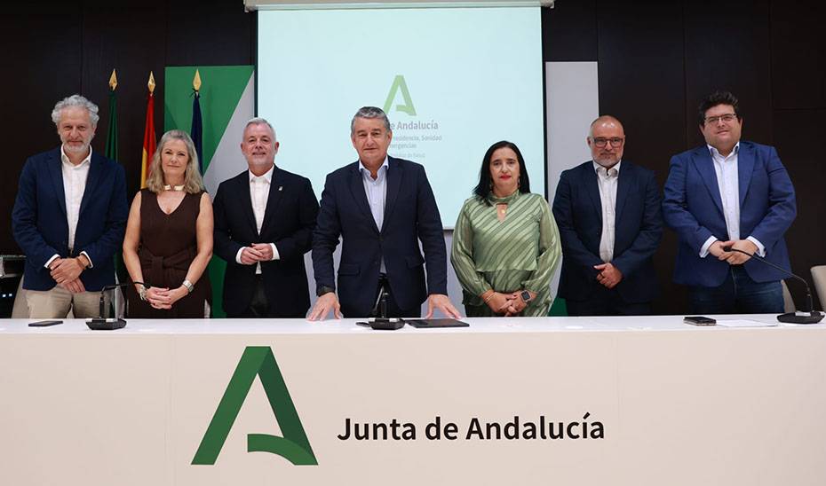 El vicepresidente primero y consejero de Presidencia, Sanidad y Emergencias de la Junta de Andalucía, Antonio Sanz, junto al nuevo equipo directivo del Servicio Andaluz de Salud. - El vicepresidente primero y consejero de Presidencia, Sanidad y Emergencias de la Junta de Andalucía, Antonio Sanz, junto al nuevo equipo directivo del Servicio Andaluz de Salud.