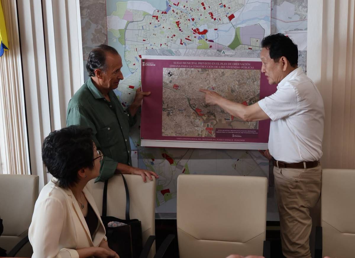 El alcalde de Chiclana, José María Román, con uno de los responsables de la constructora china. - El alcalde de Chiclana, José María Román, con uno de los responsables de la constructora china.