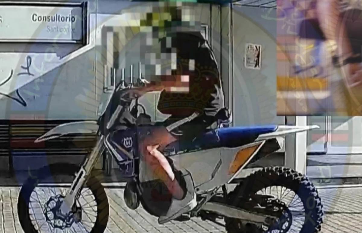 Persecución de película en Santiponce al conductor de una moto de cross que huyó por la acera y se encerró en un negocio