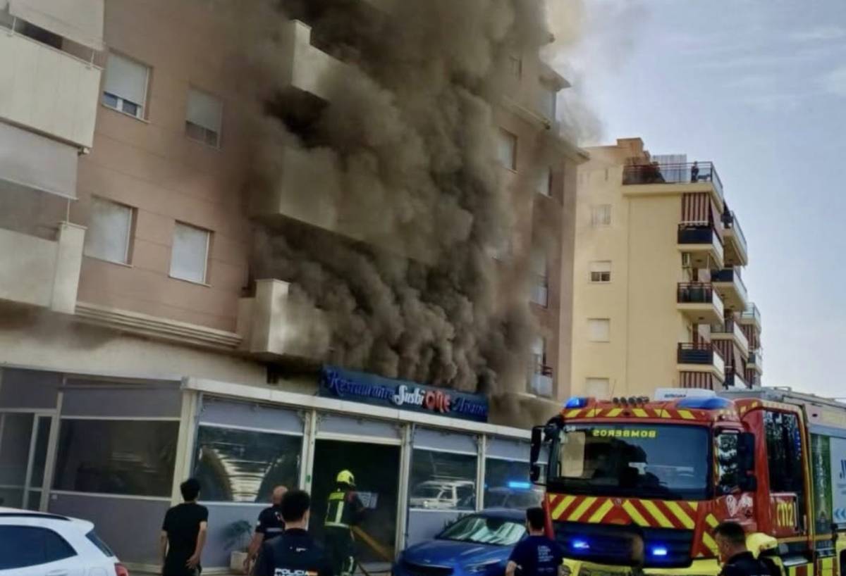 Desalojan varias viviendas por el incendio de un restaurante de sushi en Málaga: ha muerto un gato