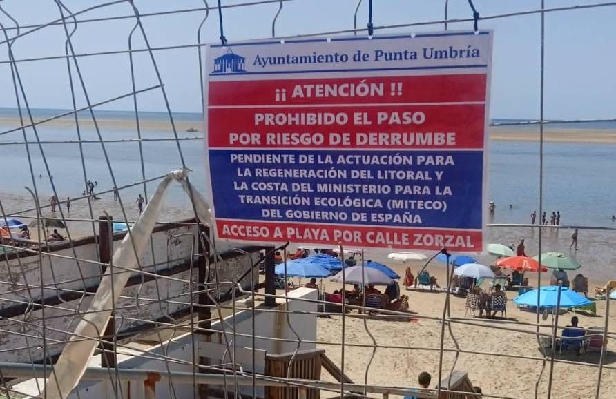 Cerrados 800 metros de playa en un pueblo de Huelva por riesgo de derrumbe