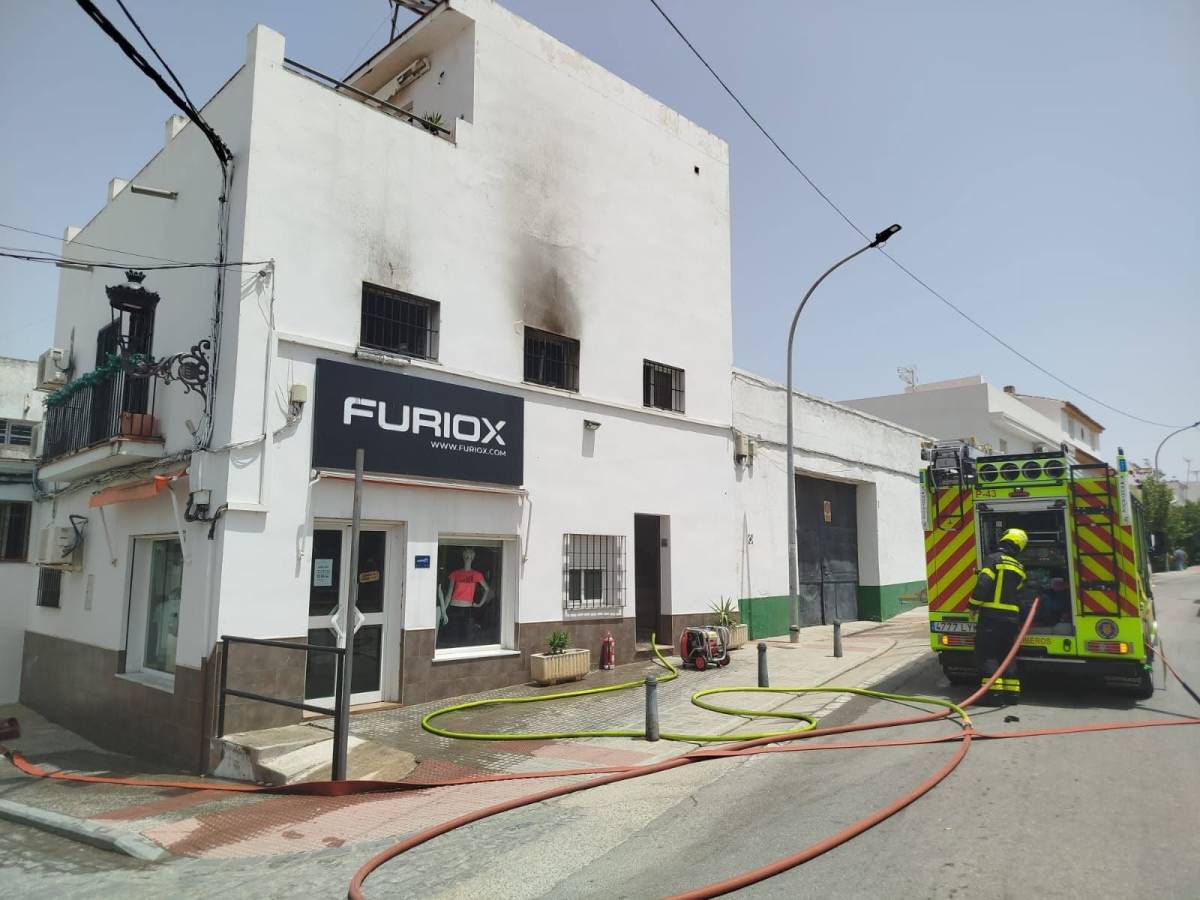 La Policía Local detecta por casualidad un incendio en una tienda de Paterna y evita una tragedia