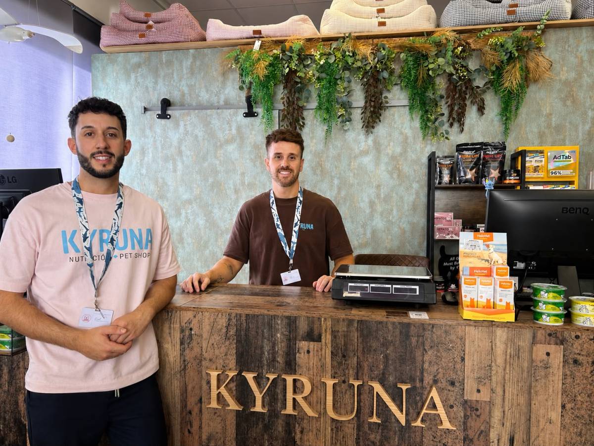 David Vicente y Javier Romero han abierto una tienda especializada en nutrición de mascotas en la localidad sevillana de Los Palacios y Villafranca. - ÁLVARO ROMERO David Vicente y Javier Romero han abierto una tienda especializada en nutrición de mascotas en la localidad sevillana de Los Palacios y Villafranca.
